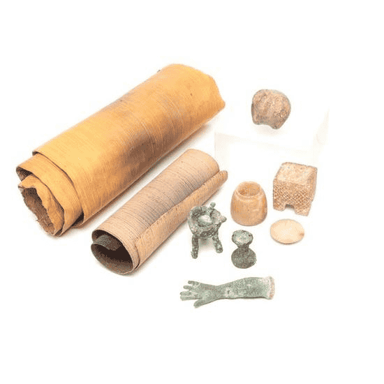 مجموعة متنوعة من القطع الأثرية